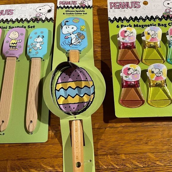 Peanuts Snoopy Spring Bag Clips, Spatulas and Cookie Cutter Set of 11 NWT - Picture 3 of 6